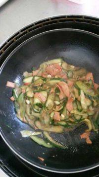 家常菜火腿肠炒黄瓜