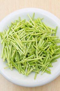 家常菜藜蒿炒腊肉做法图解1)