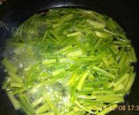 自制芹菜炒肉做法图解1)