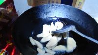 色泽鲜亮的土豆烧海带做法图解2)