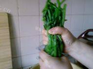 家常菜凉拌茼蒿做法图解4)