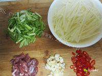家常菜芹菜土豆丝做法图解1)