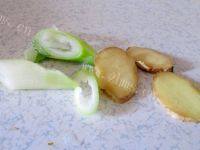 味道十足的莲藕排骨汤做法图解4)