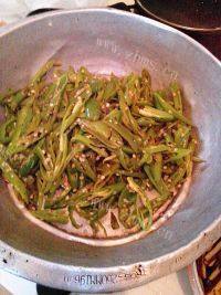 家常菜豆腐干炒青椒做法图解4)