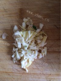 香气浓郁的蒜苗炒蛋做法图解2)