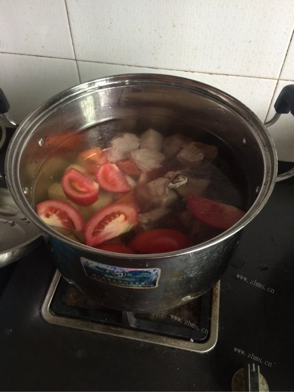 色泽鲜亮的番茄汤