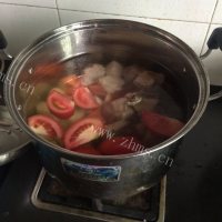 色泽鲜亮的番茄汤