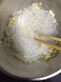 美味的酸甜凉拌菠菜粉丝做法图解3)