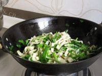 家常菜韭菜炒豆皮做法图解9)