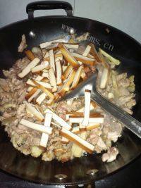 诱人的豆腐干炒肉做法图解8)