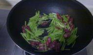 芹菜炒香肠做法图解4)