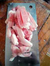 色味俱佳的蒜苔炒肉丝做法图解2)