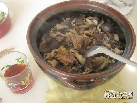砂锅炖野山鸡蘑菇