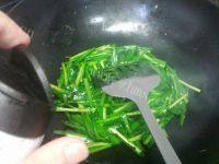 美美厨房之韭菜炒蛋做法图解7)