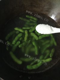 美味的凉拌毛豆做法图解3)