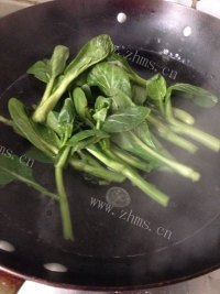 蒜香浇汁蒜粒青菜苔做法图解4)