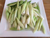 家常菜青蒜炒腊肉做法图解2)