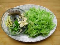 美味的芹菜虾仁做法图解2)