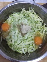 角瓜鸡蛋饼做法图解2)