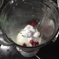好吃的树莓思慕雪做法图解5)