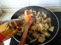 色味俱佳的红烧烤麸做法图解10)