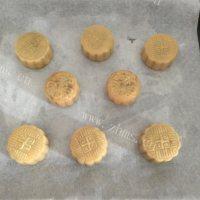 好吃的玫瑰豆沙松仁月饼做法图解11)