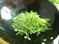 家常四季豆炒肉做法图解5)