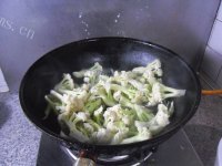 美味的豆豉鲮鱼烧菜花做法图解3)