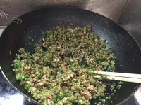 色泽鲜亮的芹菜猪肉饺子做法图解3)