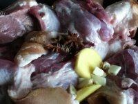 色泽不错的大骨头炖酸菜做法图解3)