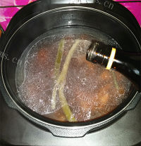 清热猪尾骨炖莲藕做法图解8)