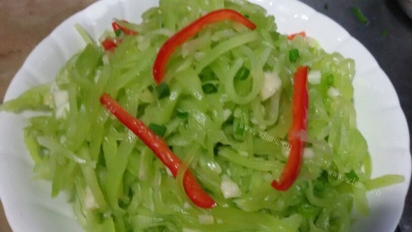 脆嫩可口的凉拌莴笋