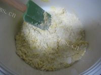 色泽鲜亮的柏林花环饼干做法图解7)