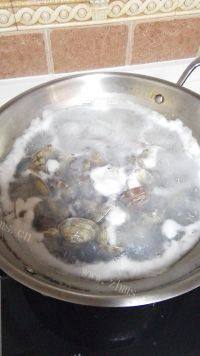 美味的姜葱炒花甲做法图解3)