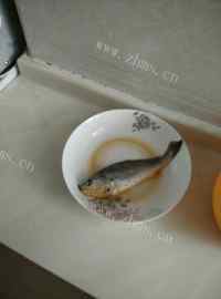 美味的黄花鱼炖豆腐做法图解3)