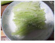 香喷喷的凉拌莴笋丝做法图解2)