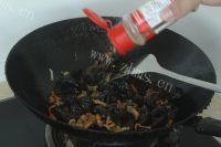 营养的虫草猪肉炒木耳做法图解13)