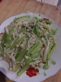 家常金针菇炒芹菜做法图解6)