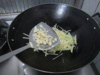美美厨房之清炒土豆丝做法图解4)