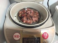 美味的腊味排骨煲仔饭做法图解4)