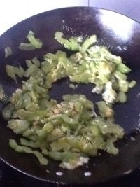 家常菜苦瓜炒蛋做法图解6)