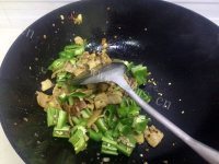 家常菜尖椒肥肠做法图解7)