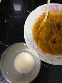 自制南瓜黄金馒头做法图解3)
