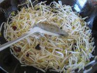 家常菜蒜苗炒豆芽做法图解4)
