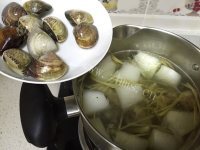 营养的蛤蜊冬瓜排骨汤做法图解3)