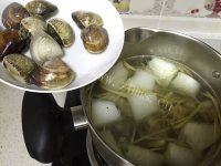 营养的蛤蜊冬瓜排骨汤的做法图解三