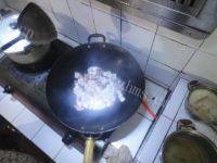 家常菜芹菜小炒肉做法图解2)