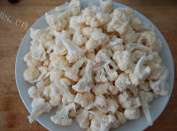 家常菜腊肉炒花菜做法图解1)
