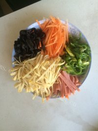 家常菜凉拌千张丝做法图解3)