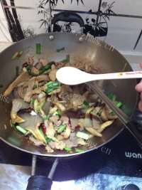 色香味浓的平菇炒肉做法图解11)